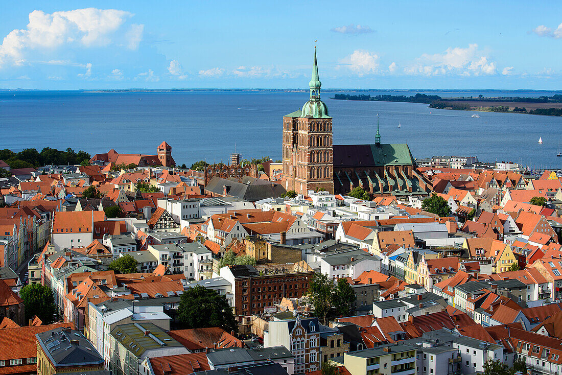 Blick auf Altstadt von der St. Marien Kirche aus, Ostseeküste, Mecklenburg-Vorpommern, Deutschland
