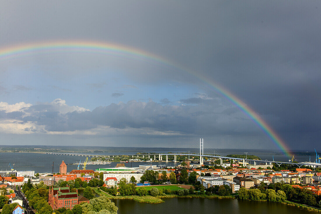 Blick auf Brücke nach Rügen von der St. Marien Kirche aus, Ostseeküste, Mecklenburg-Vorpommern, Deutschland