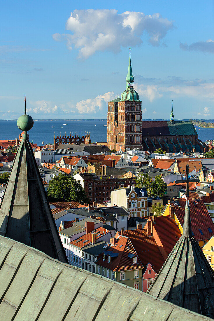 Blick auf St. Nikolai von der St. Marien Kirche aus, Ostseeküste, Mecklenburg-Vorpommern, Deutschland