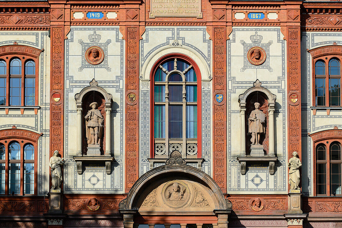 Fassade von der Universitaet, Rostock, Ostseeküste, Mecklenburg-Vorpommern Deutschland