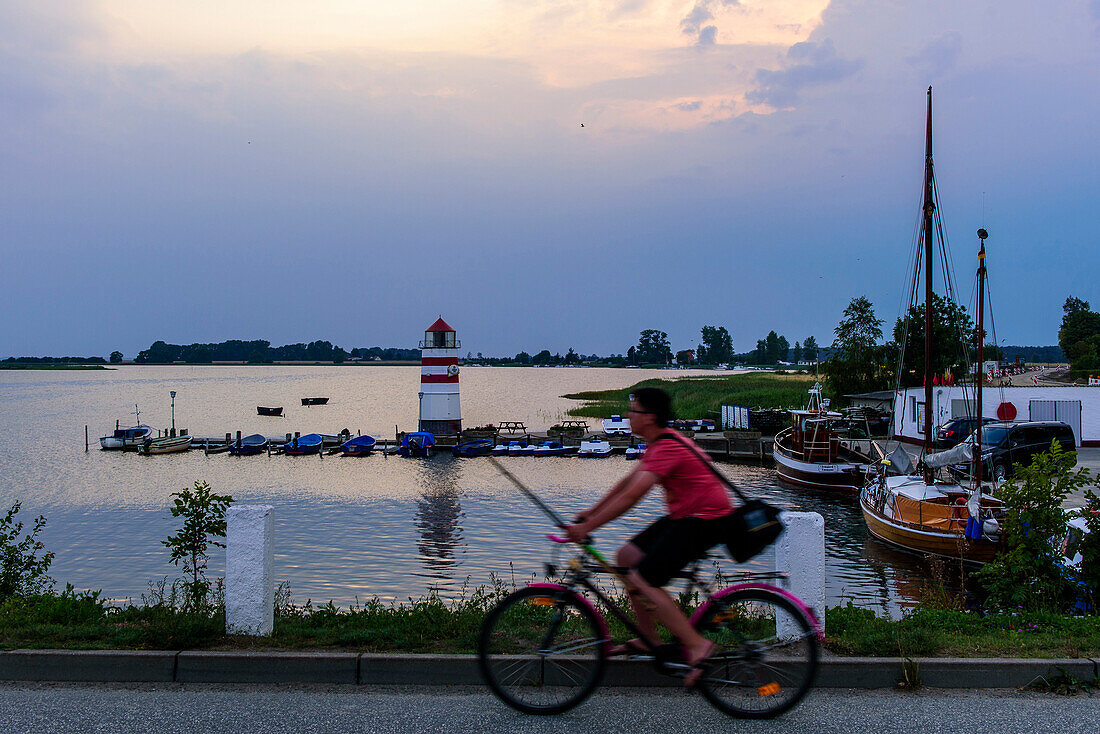 Junge mit Fahrrad und Angeln im Ort Waase auf Ummanz, Rügen, Ostseeküste, Mecklenburg-Vorpommern, Deutschland