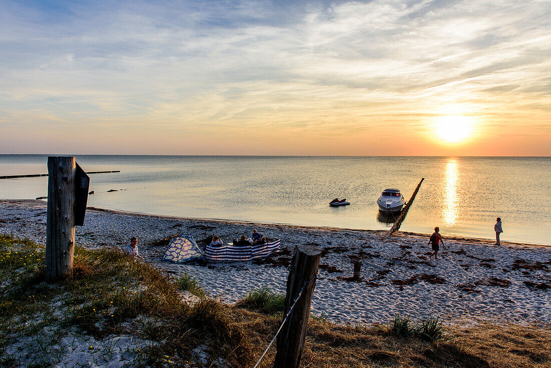 Familie mit Motorboot macht Picknick am Strand beim Leuchtturm Hellen, Hiddensee, Rügen, Ostseeküste, Mecklenburg-Vorpommern Deutschland