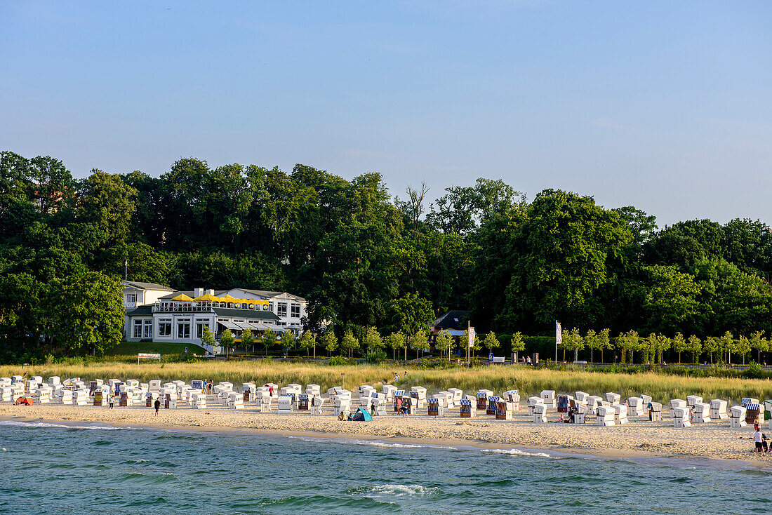 Strand mit Strandkörben von Göhren, Mönchgut Halbinsel, Rügen, Ostseeküste, Mecklenburg-Vorpommern Deutschland