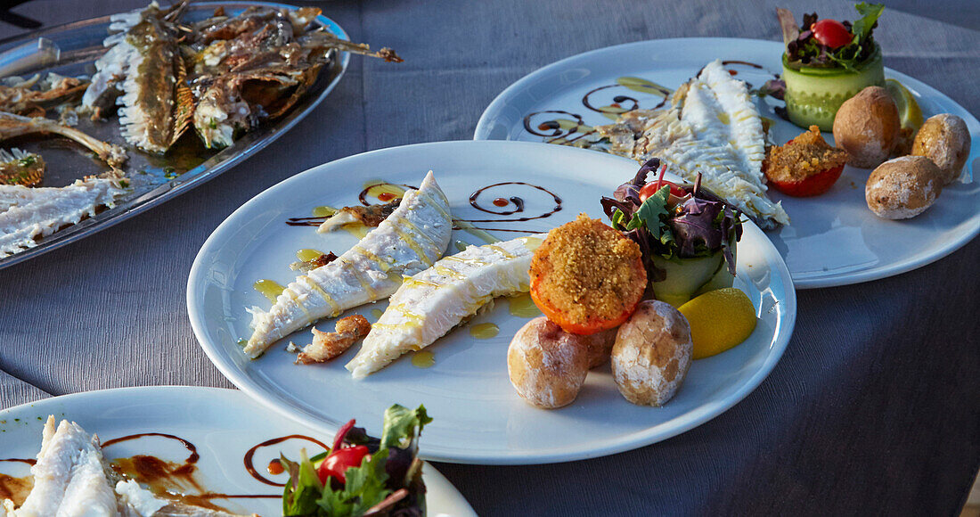 Fischgericht im Restaurant La Vaca Azul in El Cotillo, Fuerteventura, Kanaren, Kanarische Inseln, Islas Canarias, Atlantik, Spanien, Europa