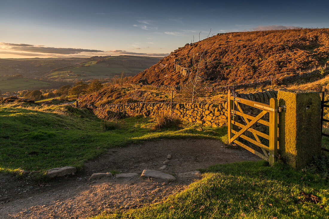 View of Curbar Edge from Baslow Edge, Baslow, Peak District National Park, Derbyshire, England, United Kingdom, Europe