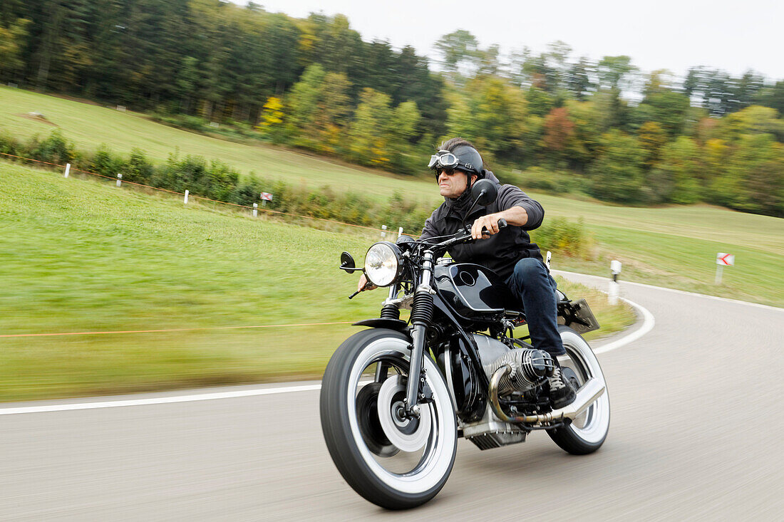 älterer Mann, Senior, fahrend auf seinem Motorrad