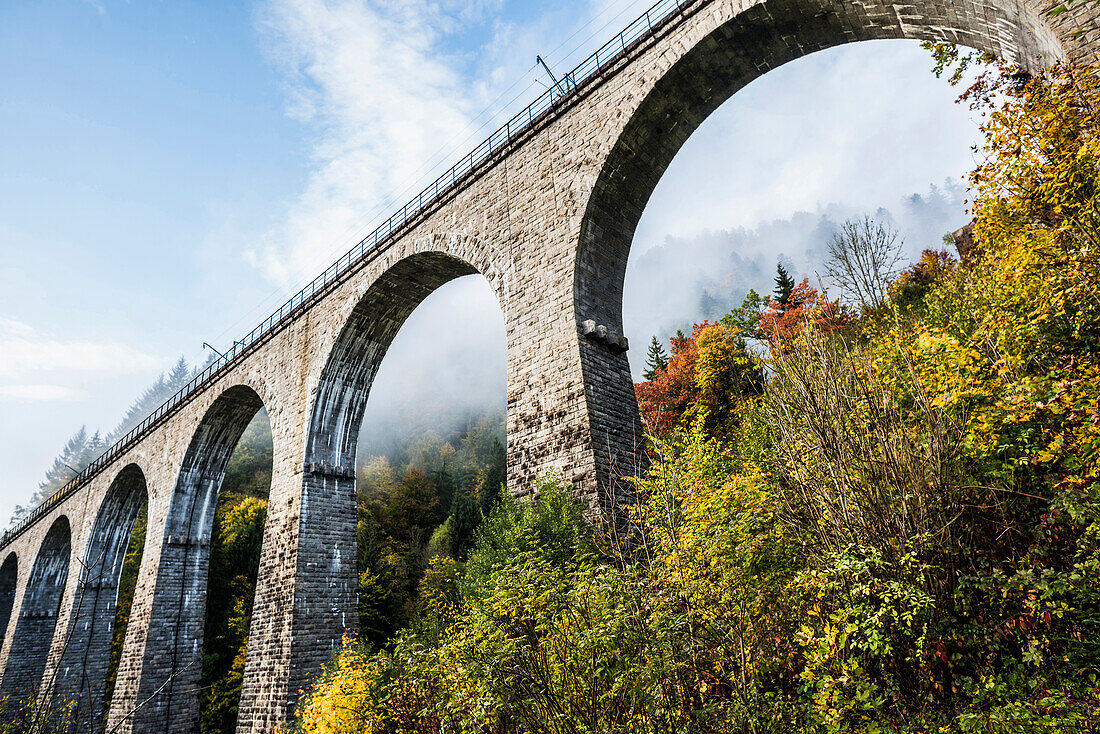 Eisenbahnbrücke in der Ravennaschlucht, Höllental im Herbst, bei Freiburg im Breisgau, Schwarzwald, Baden-Württemberg, Deutschland