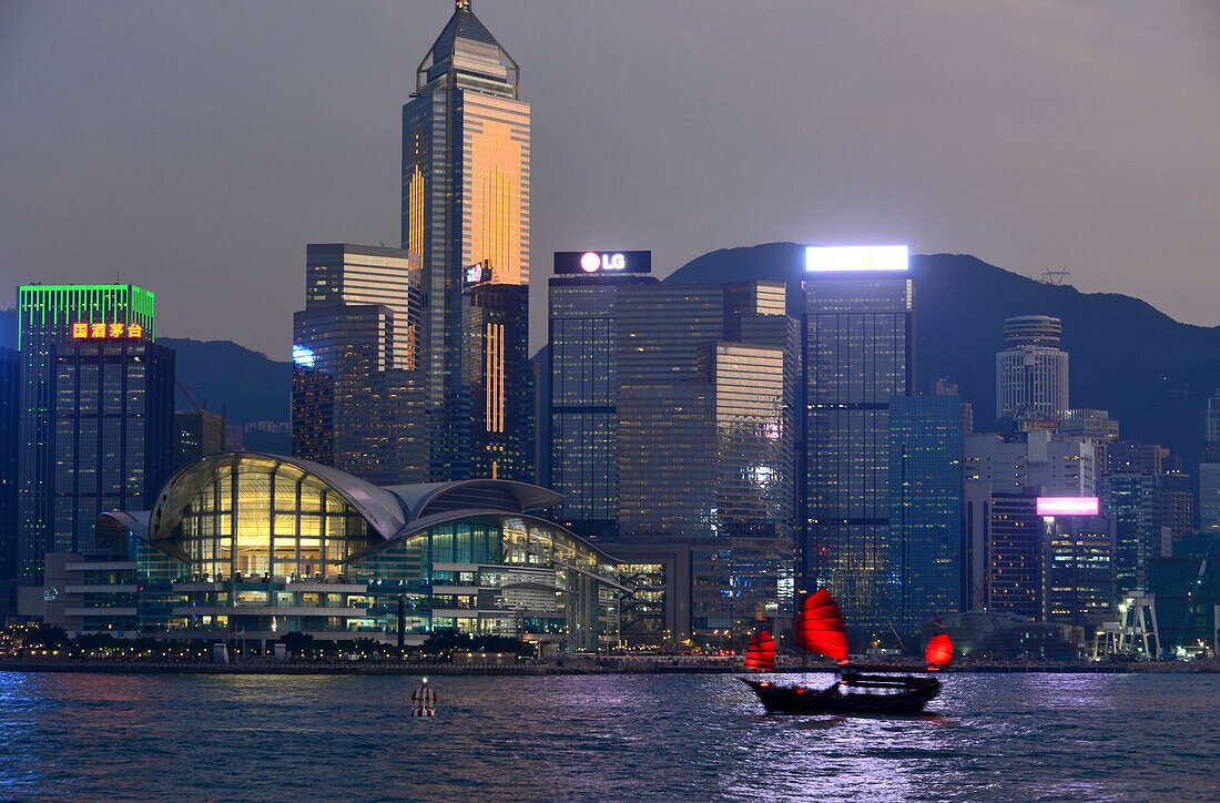 Blick auf Victoria Island von der Promenade auf Kowloon, Hongkong, China