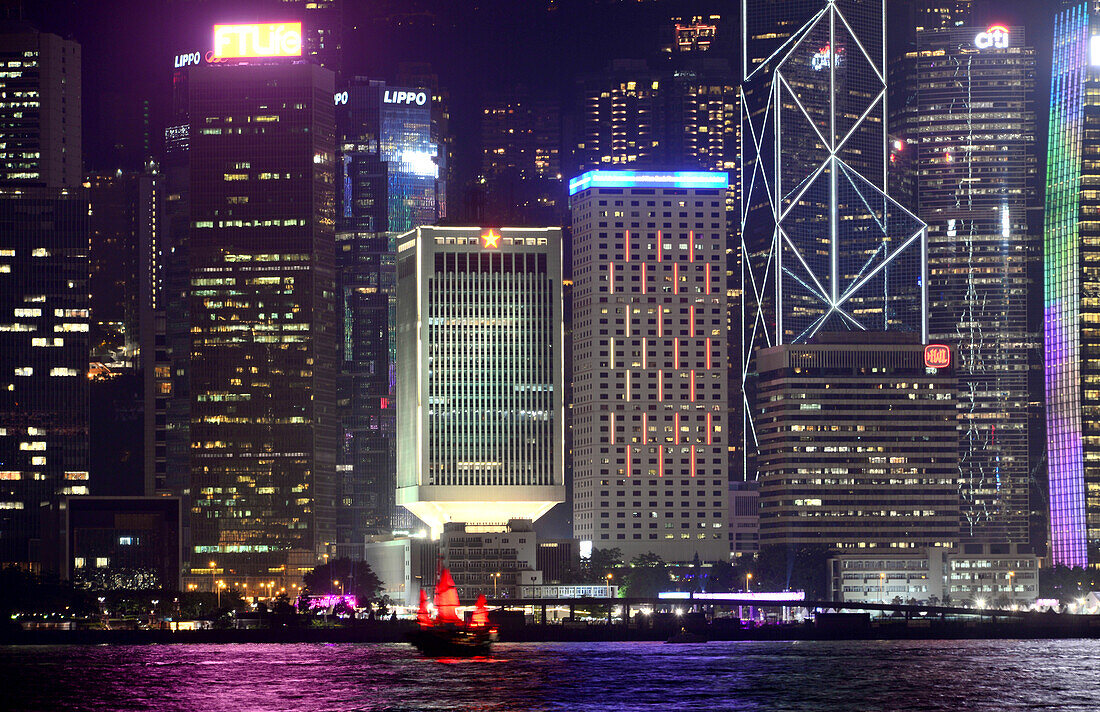 Nächtlicher Blick auf Victoria Island von der Promenade auf Kowloon, Hongkong, China