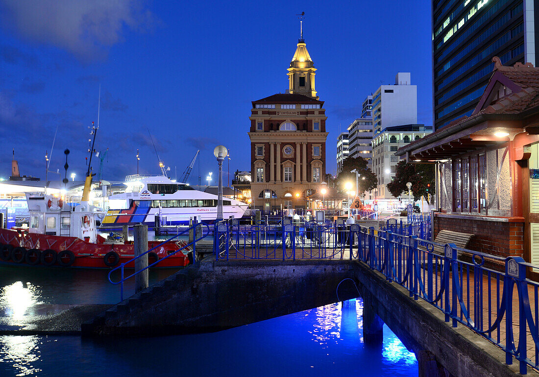 Waitemata Hafen mit Ferry Building, Auckland, Nordinsel, Neuseeland