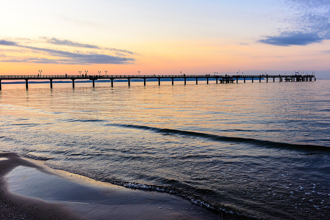 Seebrücke bei Sonnenuntergang, Binz, Rügen, Ostseeküste, Mecklenburg-Vorpommern, Deutschland