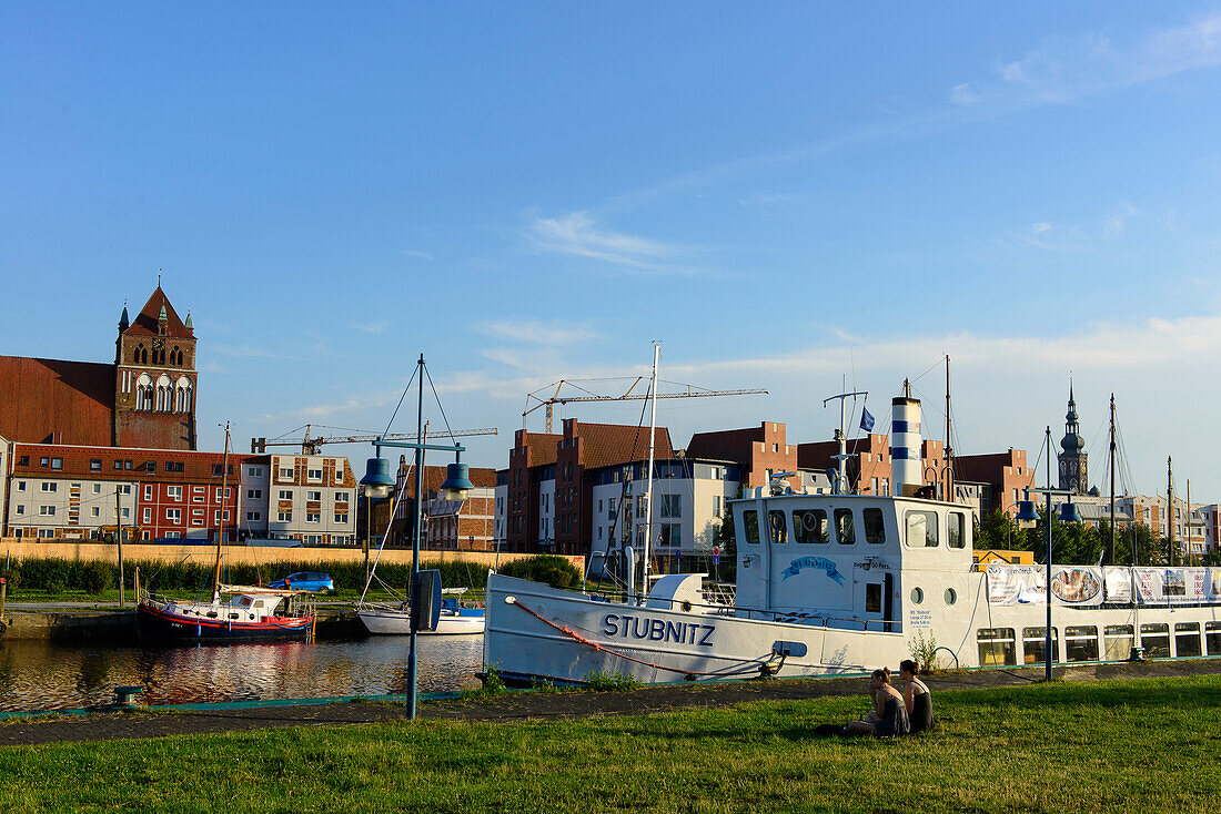 Hafen mit Ausflugsboot, Greifswald, Ostseeküste, Mecklenburg-Vorpommern, Deutschland