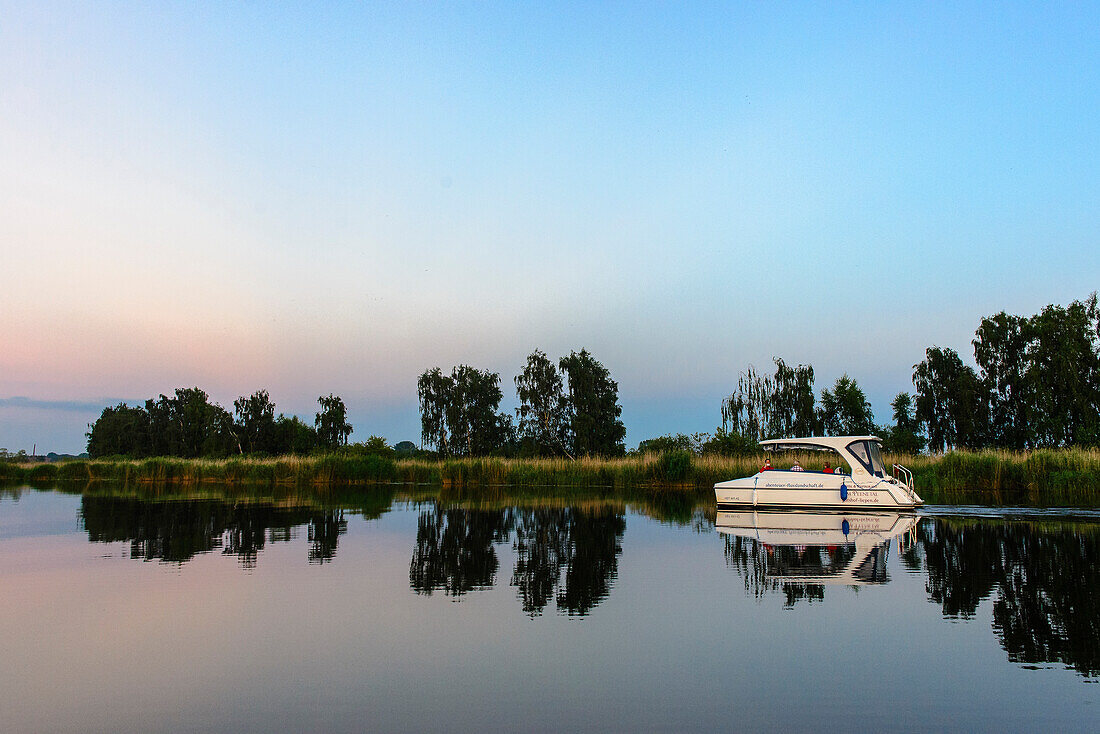 Solarboot tour auf dem Fluss Peene, Anklam, Usedom, Ostseeküste, Mecklenburg-Vorpommern, Deutschland