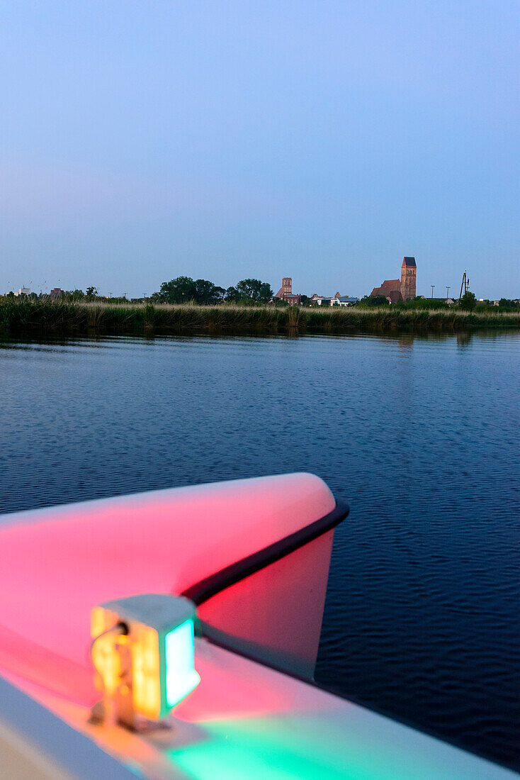 Blick  vom Fluss Peene aus auf Anklam, Solarboot tour auf der Peene , Usedom, Ostseeküste, Mecklenburg-Vorpommern,  Deutschland