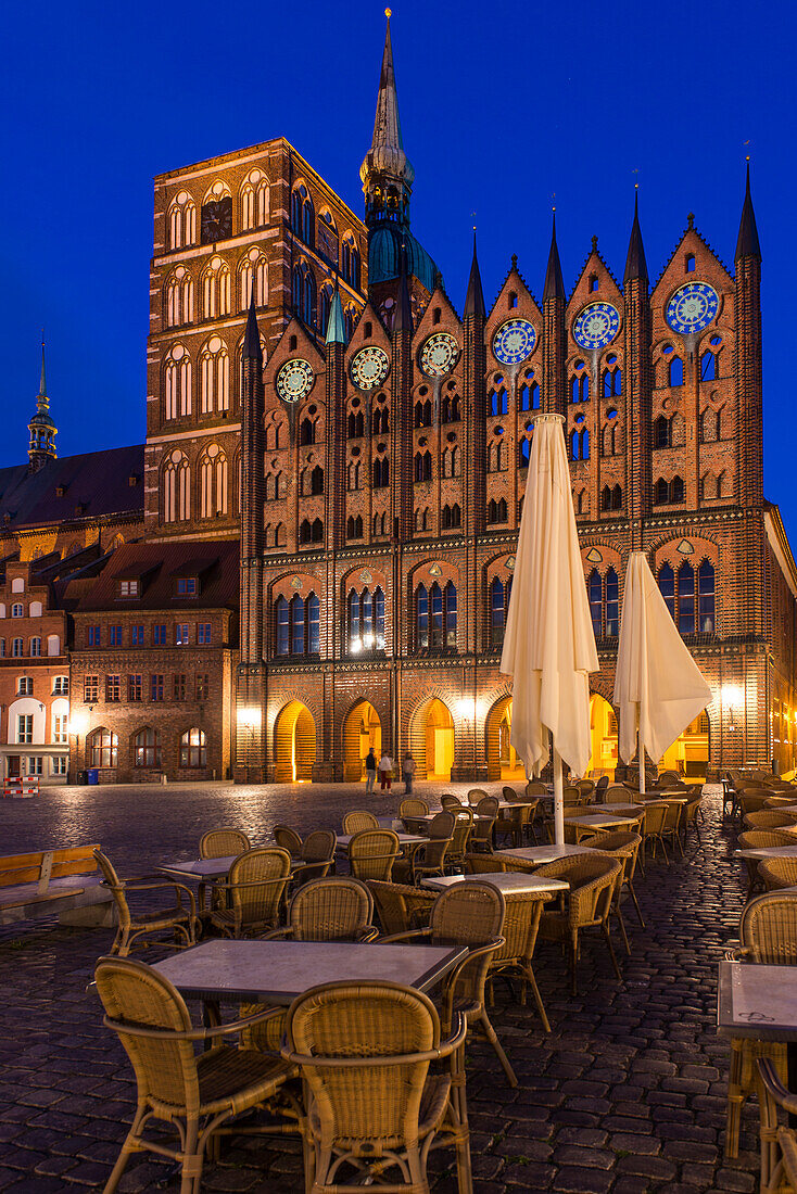 St. Nikolai and town hall at the old market with outside catering, Stralsund, Ostseeküste, Mecklenburg-Western Pomerania, Germany