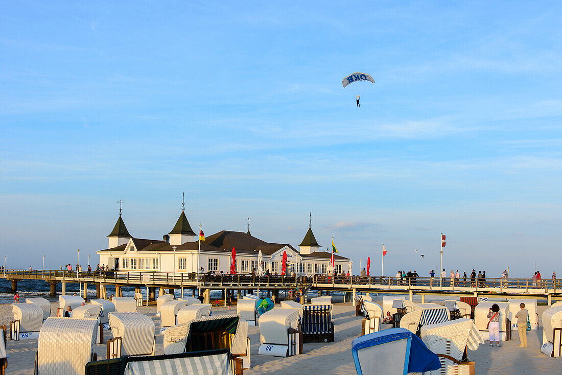 Beach chairs and paragliders in front of sea bridge, Ahlbeck, Usedom, Ostseeküste, Mecklenburg-Western Pomerania, Germany