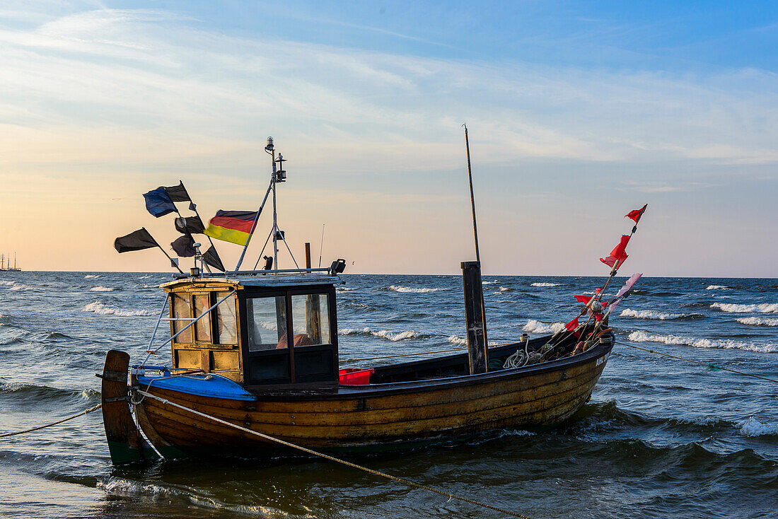 Kleines Fischerboot aus Holz  am Strand von  Ahlbeck, Usedom, Ostseeküste, Mecklenburg-Vorpommern, Deutschland