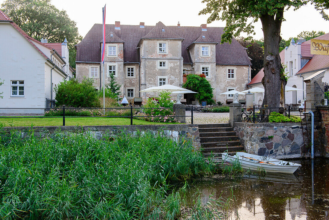 Wasserschloss von Mellenthin, Usedom, Ostseeküste, Mecklenburg-Vorpommern, Deutschland