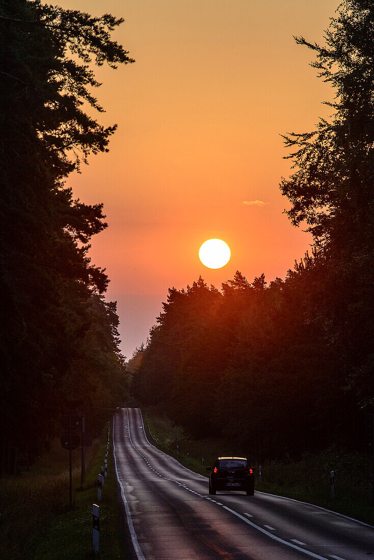 Sonnenaufgang auf einer Strasse  bei Mellenthin, Usedom, Ostseeküste, Mecklenburg-Vorpommern, Deutschland