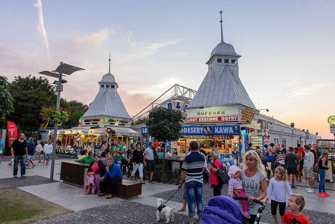 Lebendige Strandpromenade von Misdroy, Insel Wollin, Ostseeküste, Polen