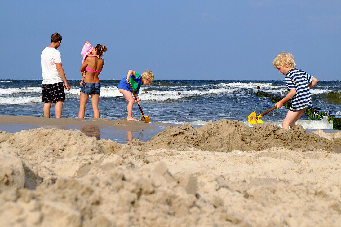 Kinder buddeln am Strand, Bansin, Usedom, Ostseeküste, Mecklenburg-Vorpommern, Deutschland