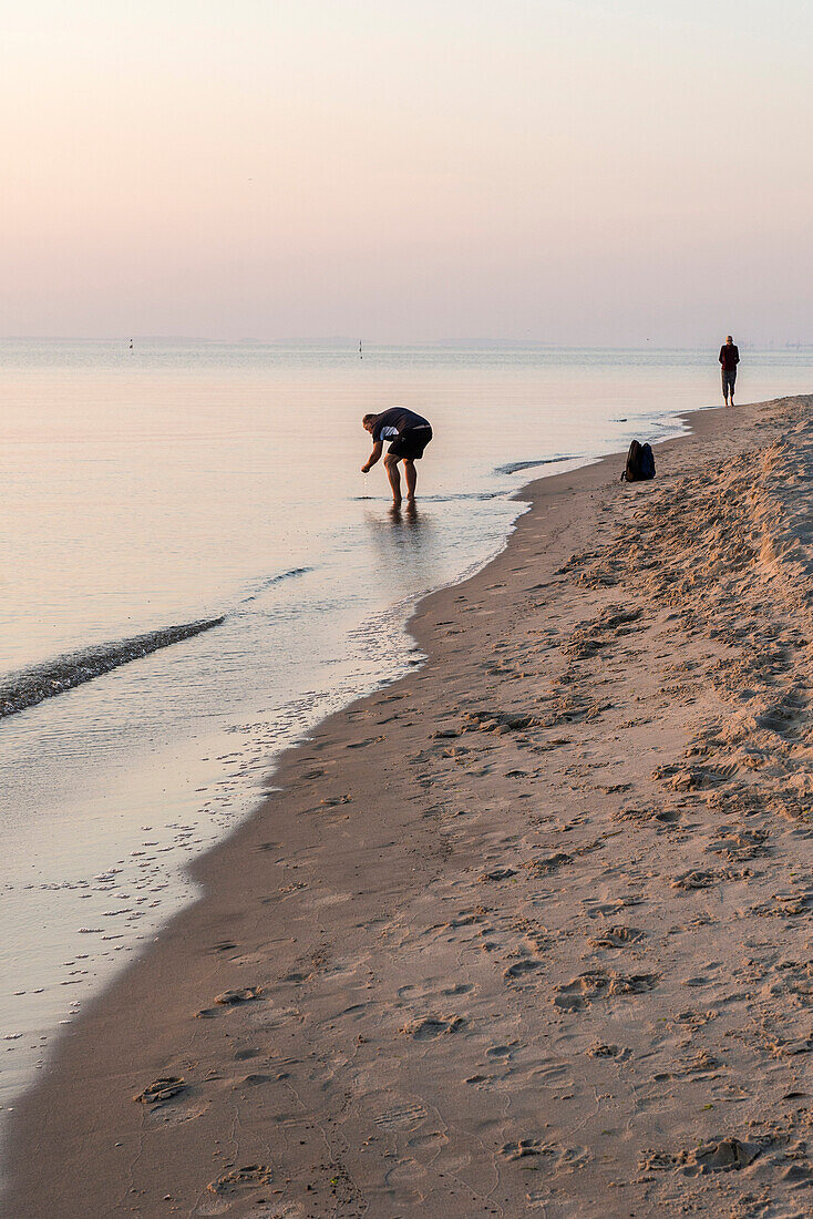 Bernstein sammeln frühmorgens am stillen Meer, Ostseeküste, Mecklenburg-Vorpommern, Vorpommern Deutschland