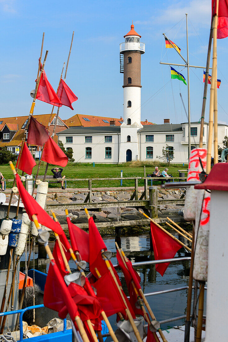 Hafen mit Fischerboot und Leuchtturm von Timmendorfer Strand, Insel Poel, Ostseeküste, Mecklenburg-Vorpommern Deutschland