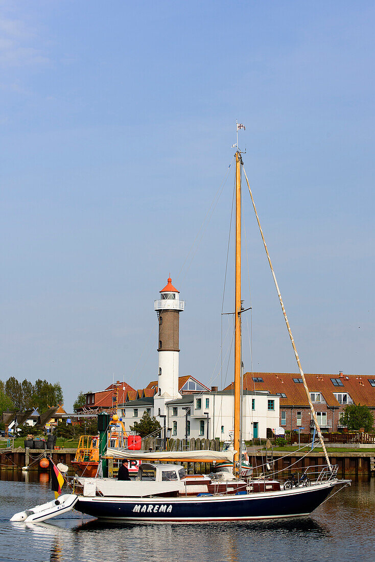 Hafen mit Segelboot und Leuchtturm von Timmendorfer Strand, Insel Poel, Ostseeküste, Mecklenburg-Vorpommern Deutschland