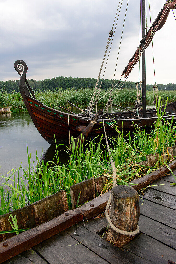 Historischen Holzboot im Freilichtmuseum Ukranenland in Torgelow, Ostseeküste, Mecklenburg-Vorpommern, Deutschland