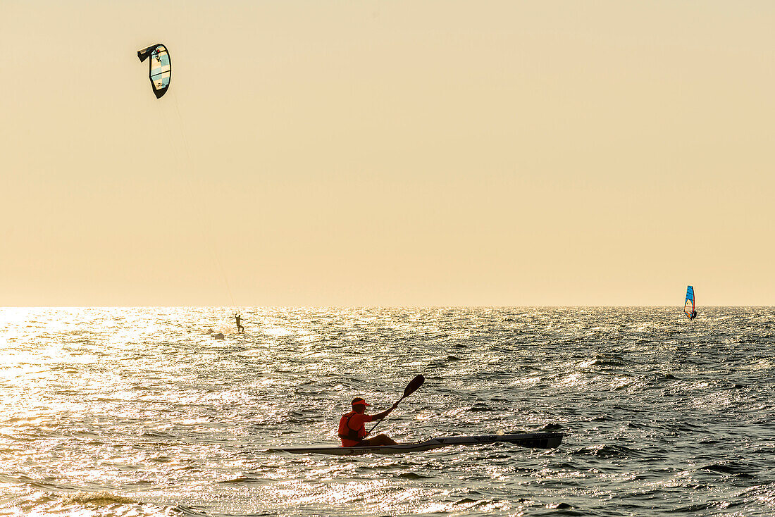 Kajak und Kitesurfer am Strand von Warnemünde, Ostseeküste, Mecklenburg-Vorpommern Deutschland