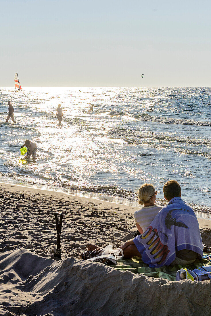 Liebespaar in einer sandburg am Strand von Warnemünde, Ostseeküste, Mecklenburg-Vorpommern, Deutschland