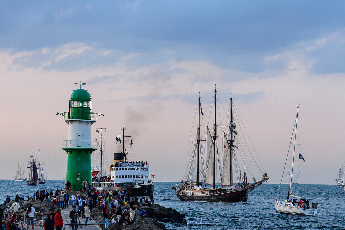 Segelschiffe in Warnemünde mit Schaulustige und Leuchtturm zur Hansesail, Warnemünde, Rostock, Ostseeküste, Mecklenburg-Vorpommern, Deutschland