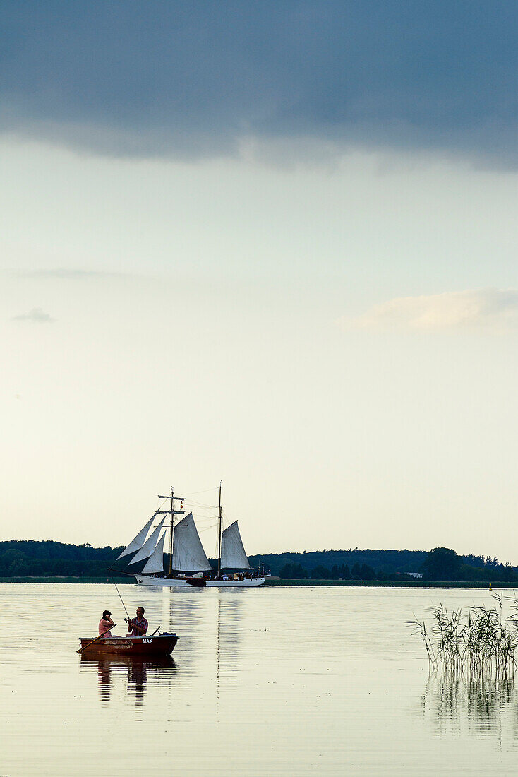 Zweimaster und Angelboot auf der Boddenseite im Lieper Winkel, Usedom, Ostseeküste, Mecklenburg-Vorpommern, Deutschland