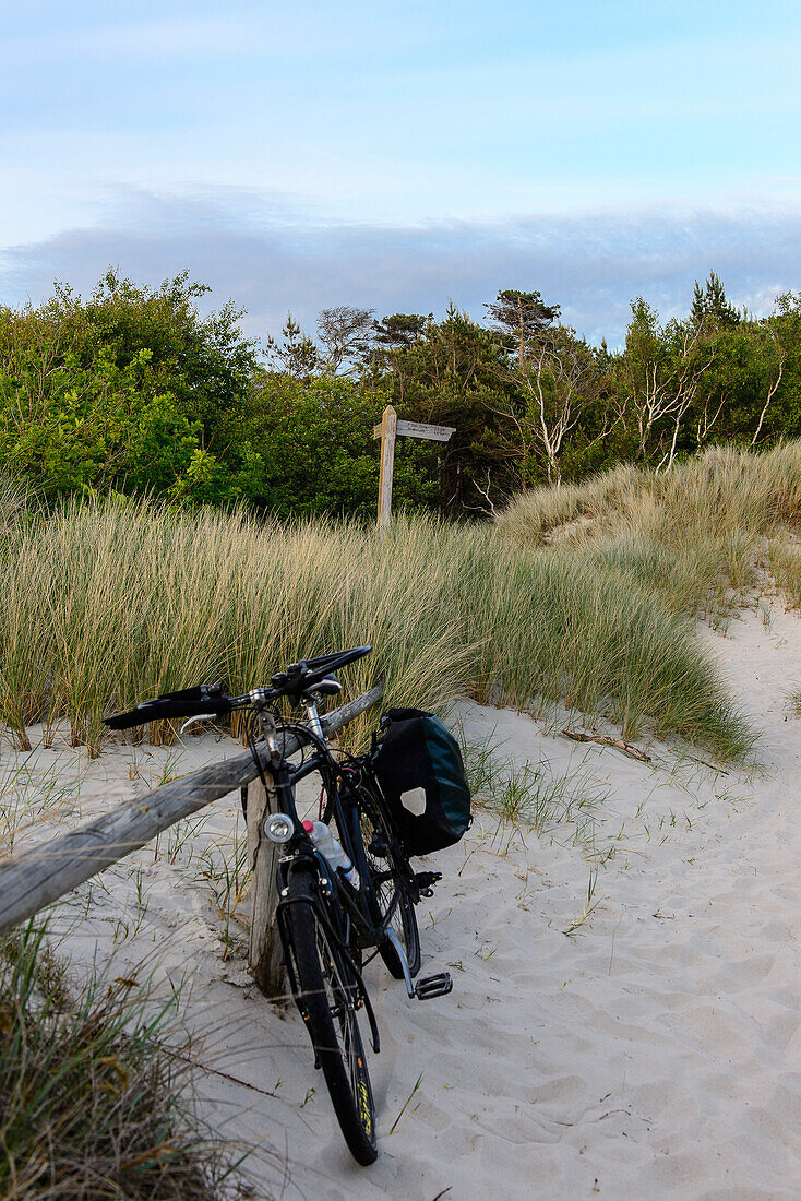 Fahrrad am Darsser Weststrand,  Ostseeküste, Mecklenburg-Vorpommern Deutschland