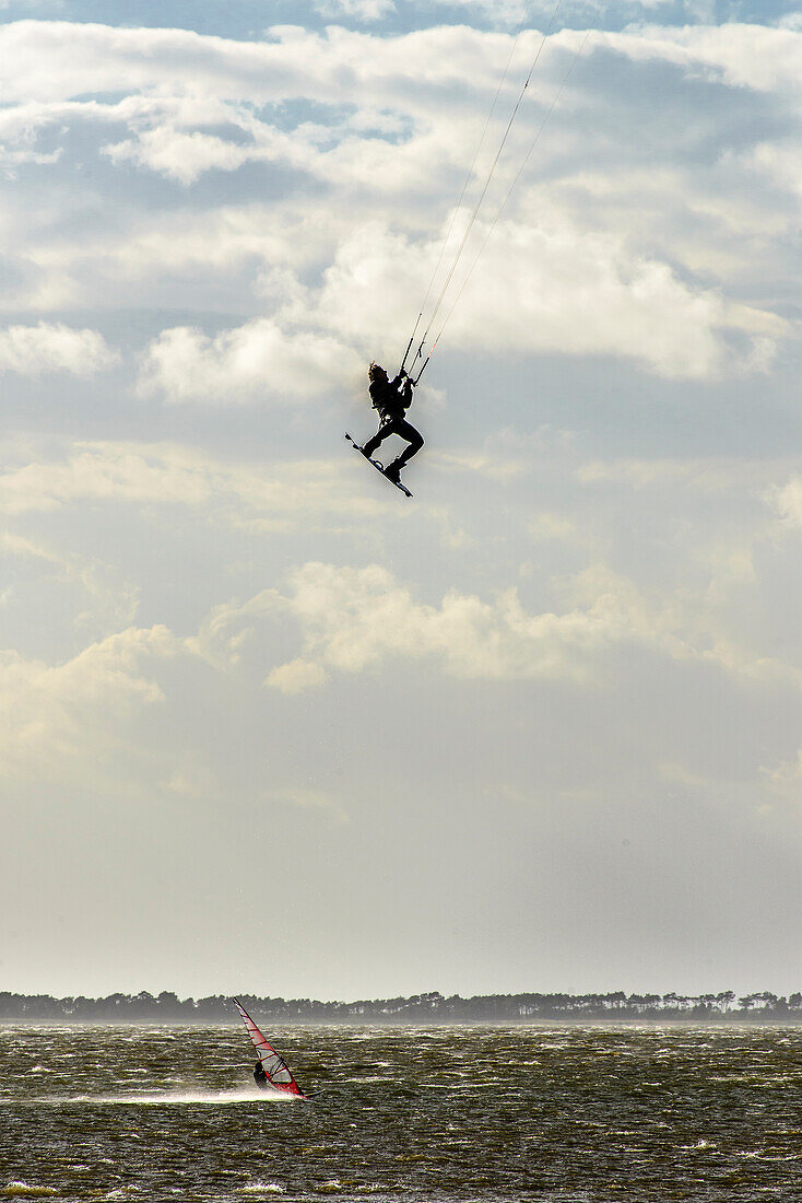 Kitesurfen und  Windsurfen vor Hiddensee auf der Insel Ummanz, Rügen, Ostseeküste, Mecklenburg-Vorpommern, Deutschland