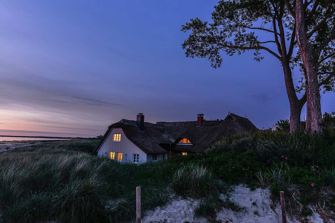 Haus am Strand in Ahrenshoop, Fischland, Ostseeküste, Mecklenburg-Vorpommern,  Deutschland