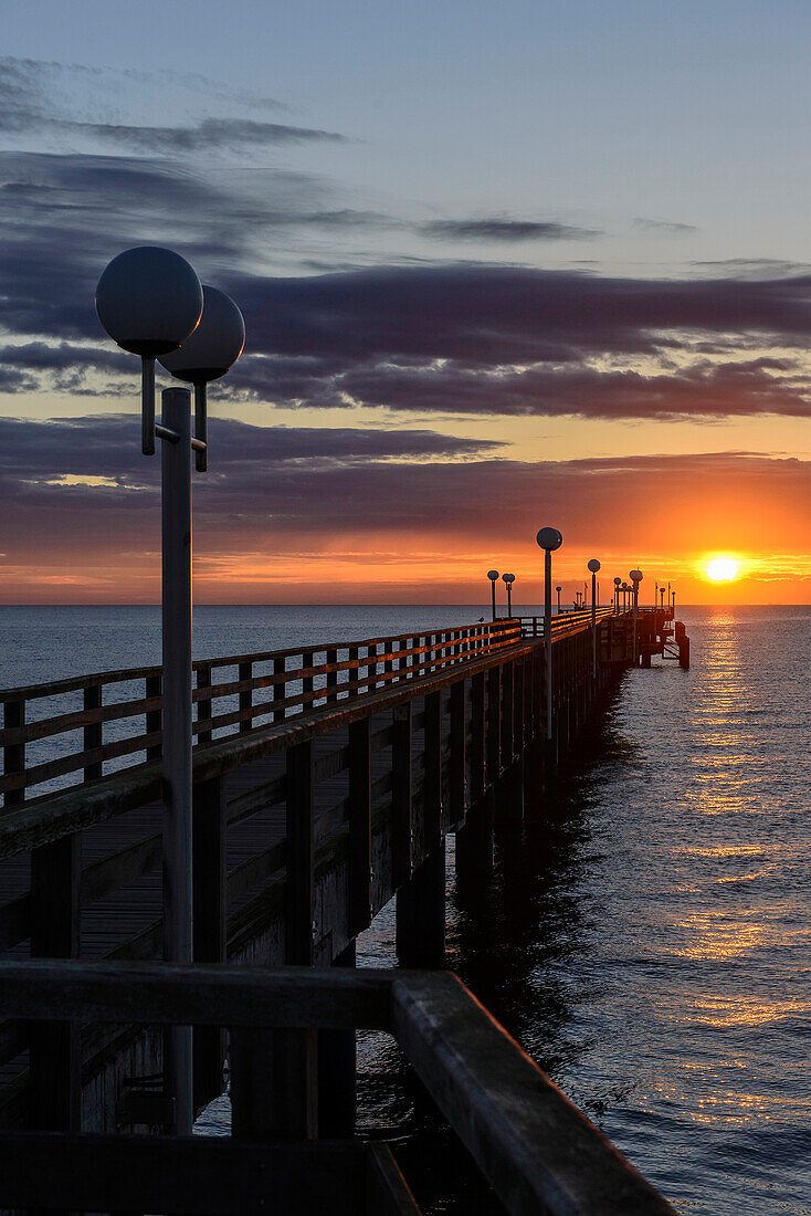 Seebrücke im Sonnenuntergang, Binz, Rügen, Ostseeküste, Mecklenburg-Vorpommern, Deutschland