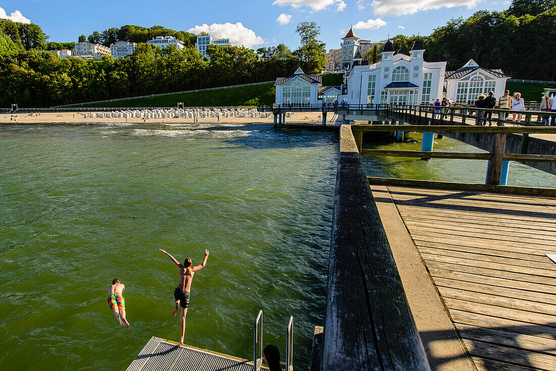 Children jump from sea bridge in Sellin, Rügen, Ostseeküste, Mecklenburg-Western Pomerania, Germany
