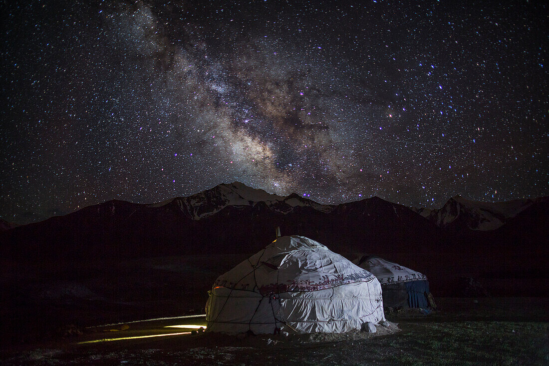 Sternenhimmel über kirgisischer Jurte, Pamir, Afghanistan, Asien