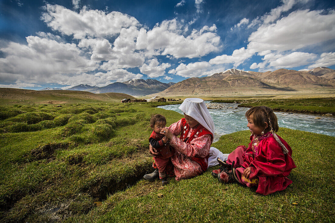 Kirgisin hütet ihr Kind, Wakhan, Pamir, Afghanistan, Asien