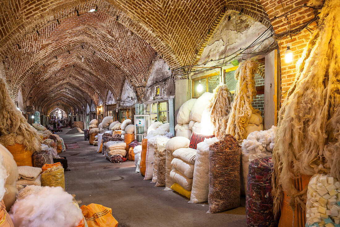 Wolle im Basar in Tabriz, Iran, Asien