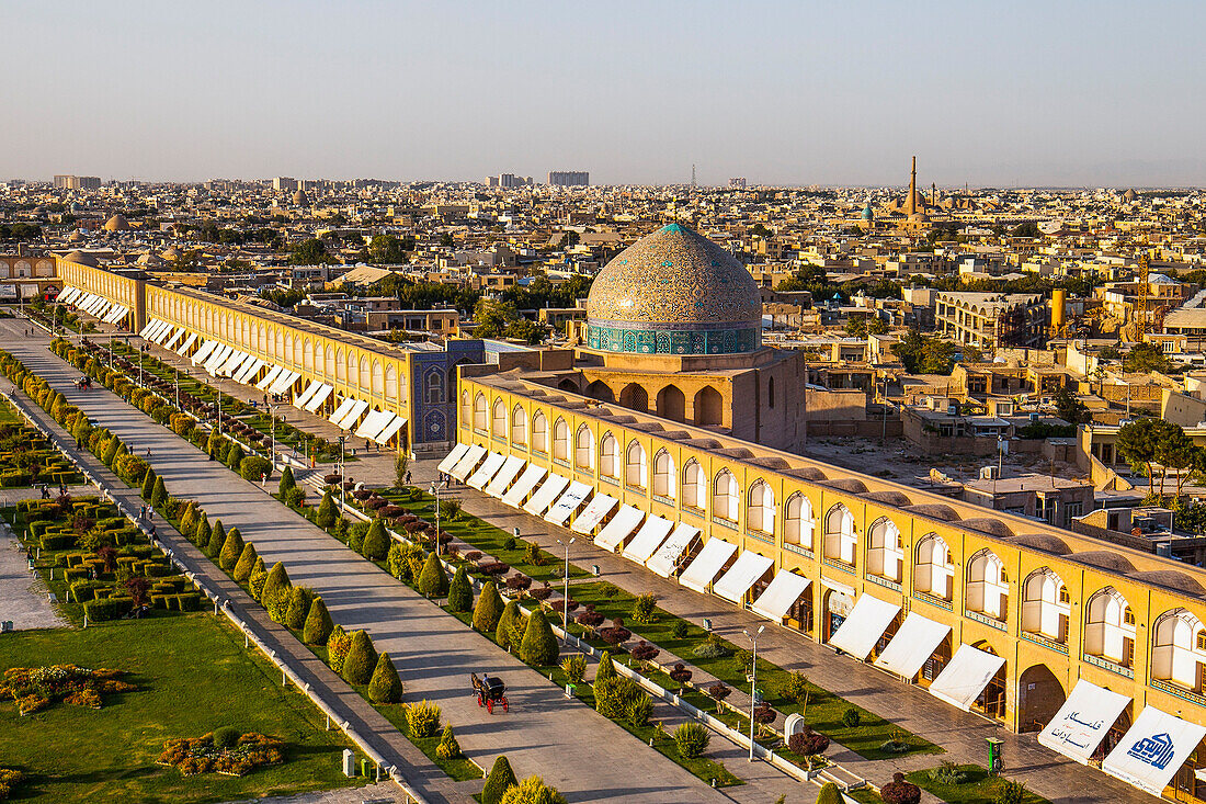 Lotfollah Moschee und der Naqsh-e Jahan Platz in Isfahan, Iran, Asien