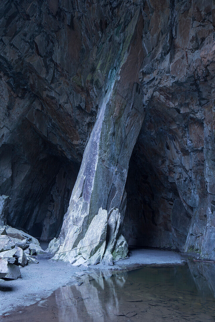 Cathedral Cave and Cavern slate quarry … – License image – 71211047 ❘  lookphotos
