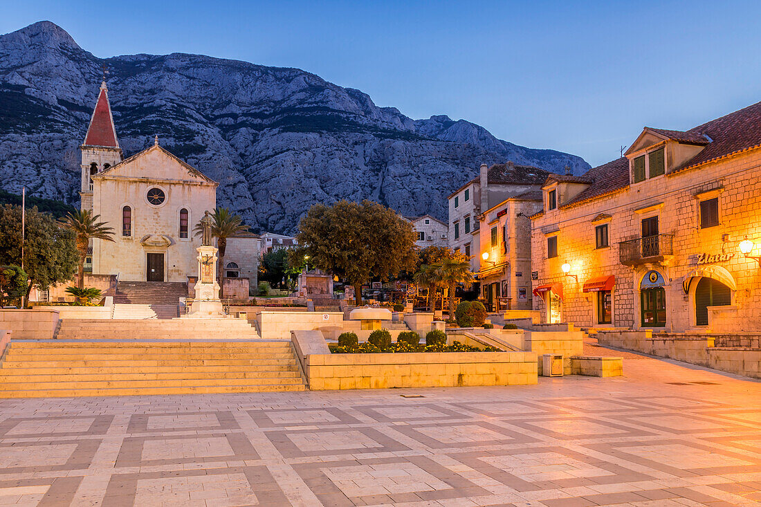 St. Mark's Church on the main square of Makarska with the Biokovo mountain range in the background, Makarska, Croatia, Europe