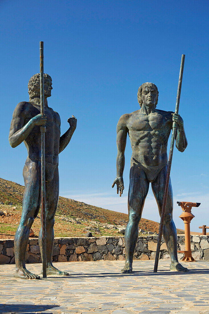 Statuen von Guise und Ayoze am Mirador Morro de la Cruz, Bei Betancuria, Fuerteventura, Kanaren, Kanarische Inseln, Islas Canarias, Atlantik, Spanien, Europa