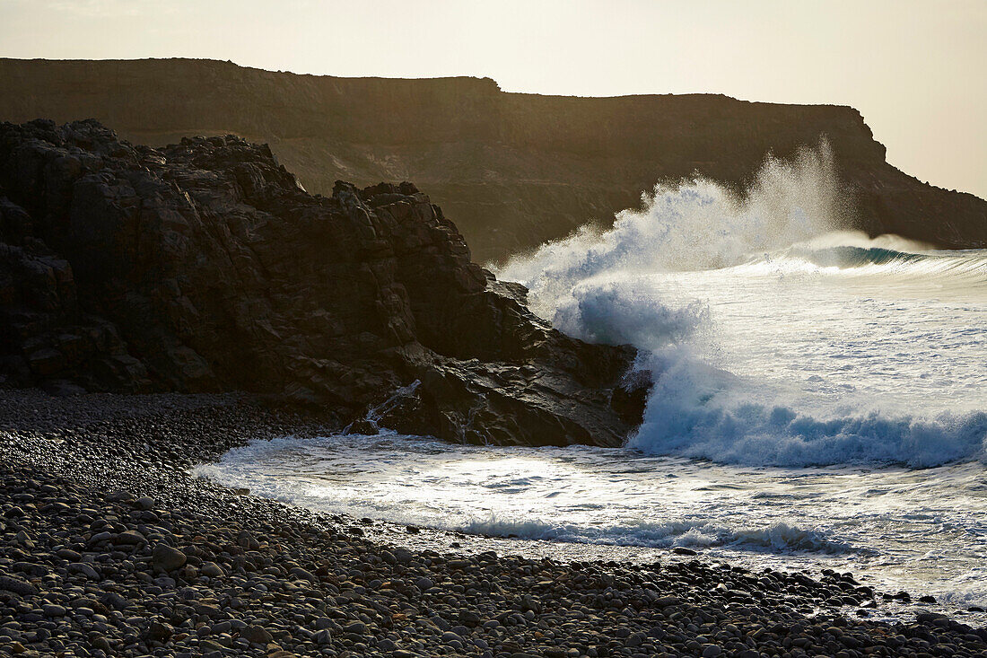 Hohe Wellen an der Küste von Los Molinos, Fuerteventura, Kanaren, Kanarische Inseln, Islas Canarias, Atlantik, Spanien, Europa