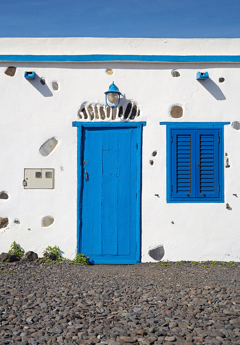 Blaue Haustür im Fischerdorf Pozo Negro, Fuerteventura, Kanaren, Kanarische Inseln, Islas Canarias, Atlantik, Spanien, Europa