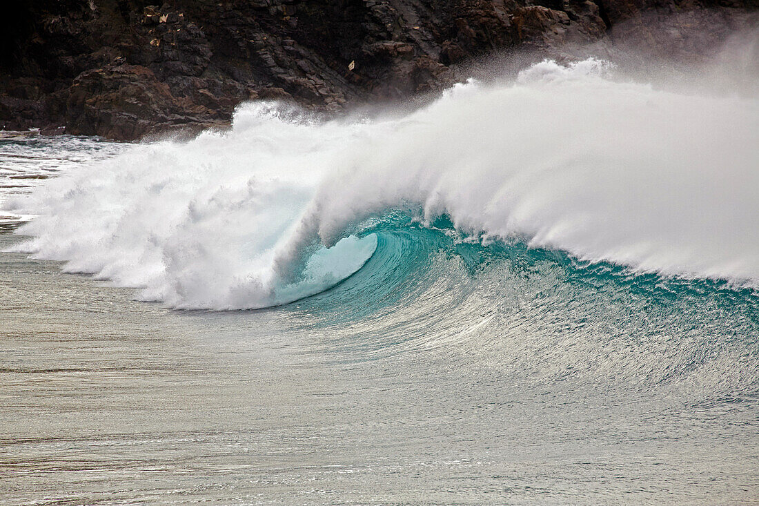 Hohe Wellen an der Küste von Los Molinos, Fuerteventura, Kanaren, Kanarische Inseln, Islas Canarias, Atlantik, Spanien, Europa