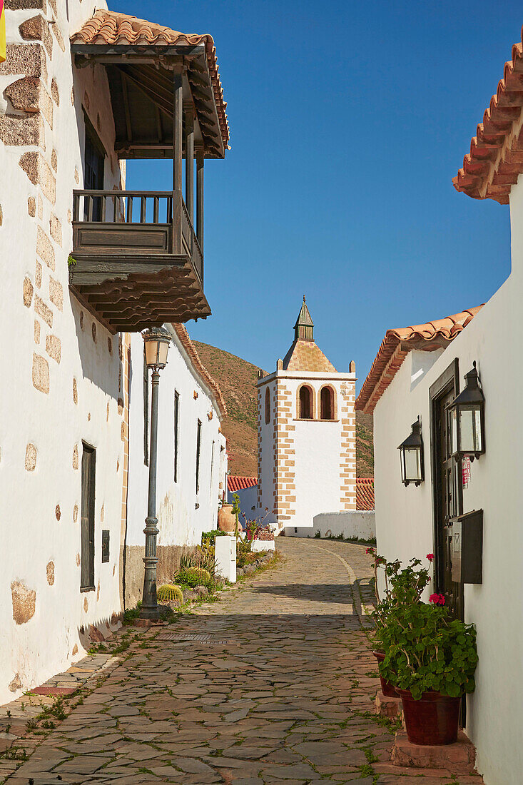 Straße mit Kirchturm der Kirche Iglesia de Santa María in Betancuria, Fuerteventura, Kanaren, Kanarische Inseln, Islas Canarias, Atlantik, Spanien, Europa