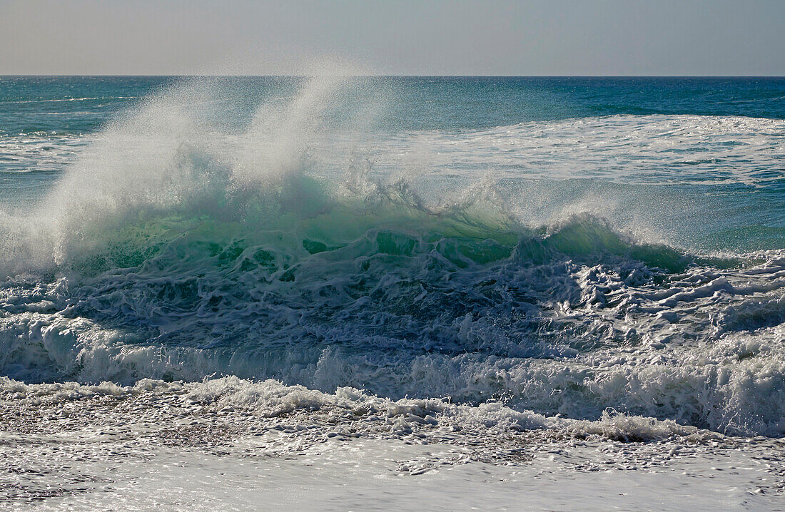Hohe Wellen an der Küste von Ajuy, Fuerteventura, Kanaren, Kanarische Inseln, Islas Canarias, Atlantik, Spanien, Europa